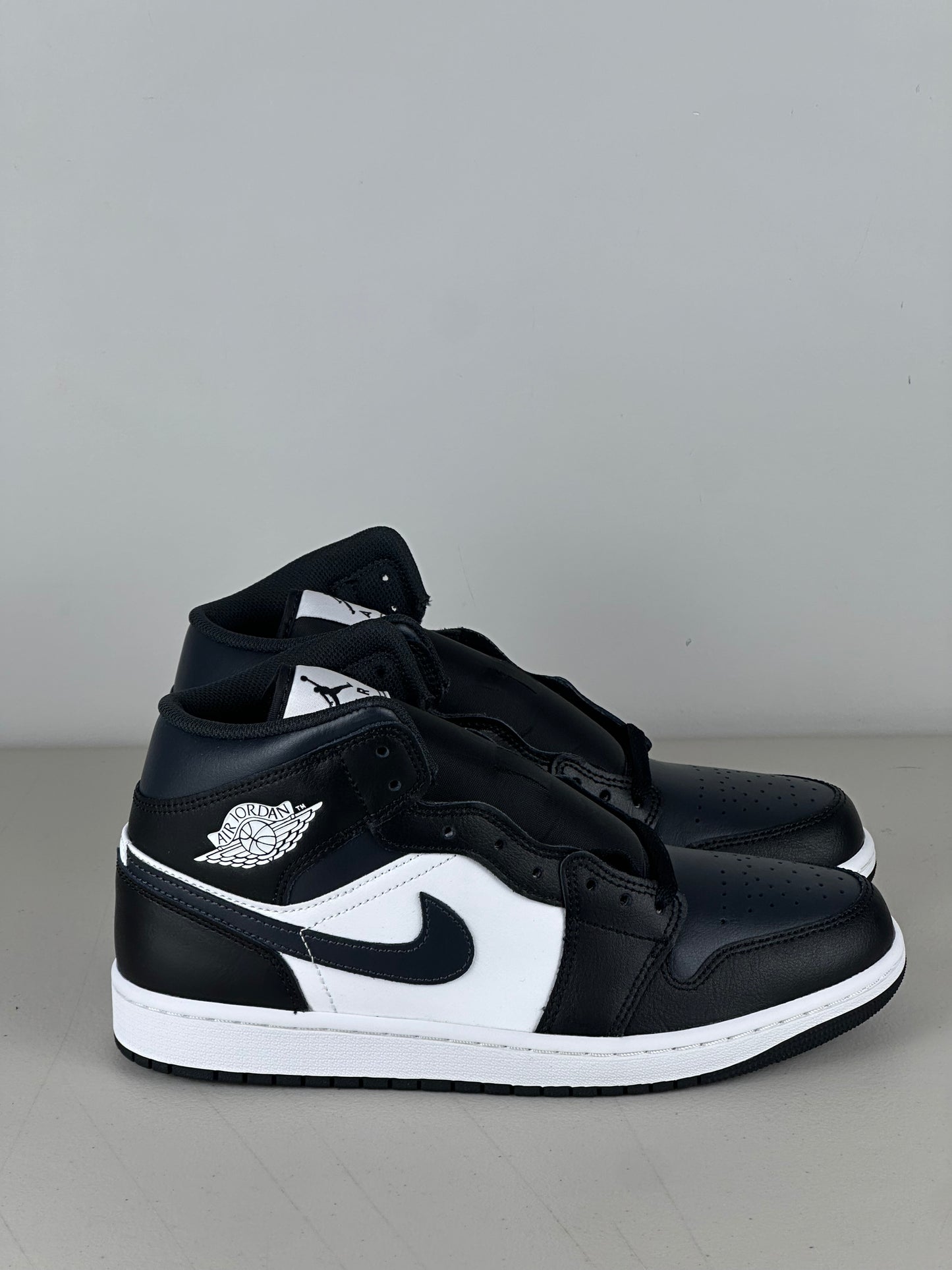 Jordan 1 Mid Off Noir Toe