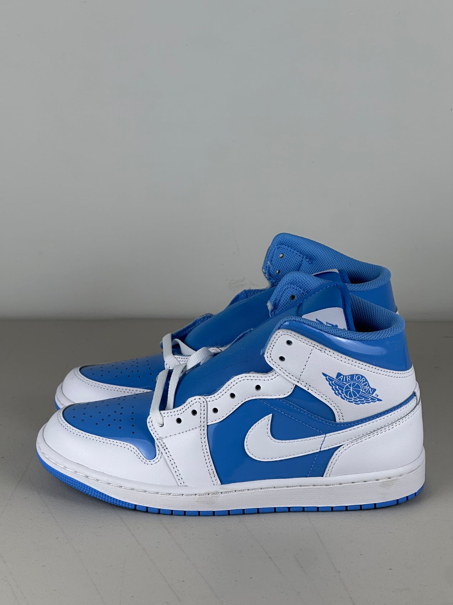 Jordan 1 Mid Legend Blue