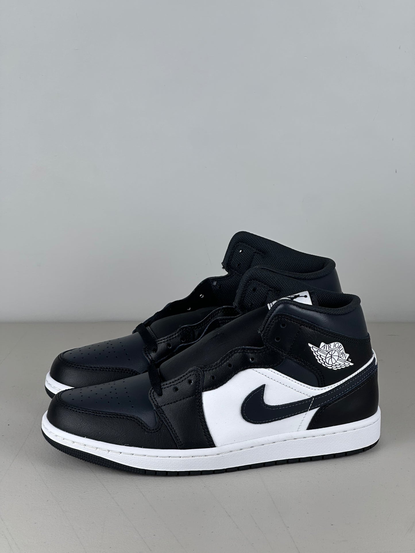Jordan 1 Mid Off Noir Toe