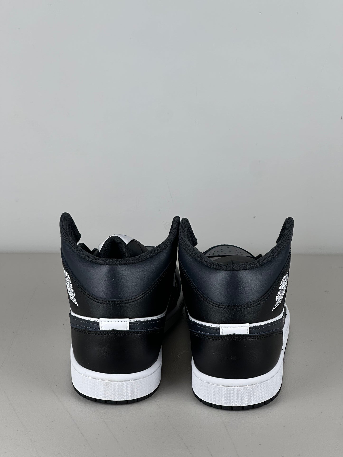 Jordan 1 Mid Off Noir Toe