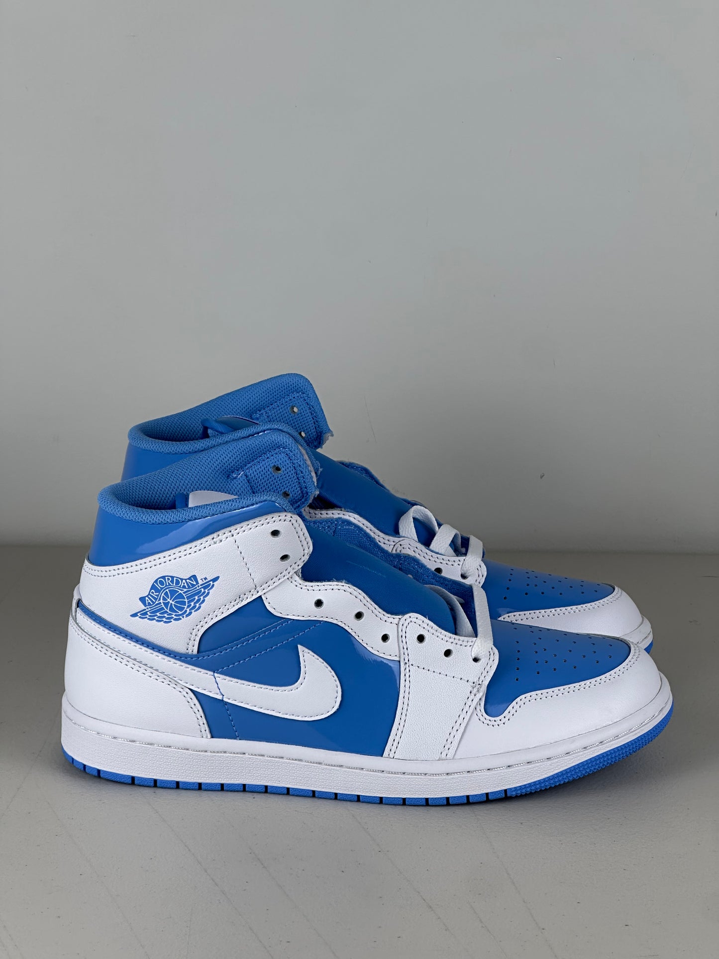 Jordan 1 Mid Legend Blue